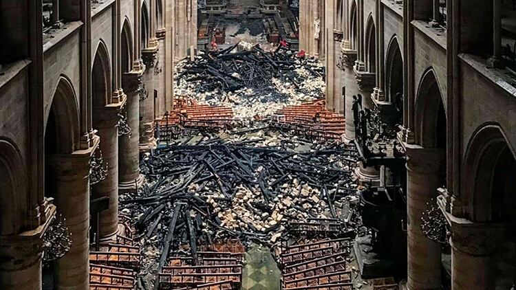 El interior de Notre Dame luego de apagado el incendio
