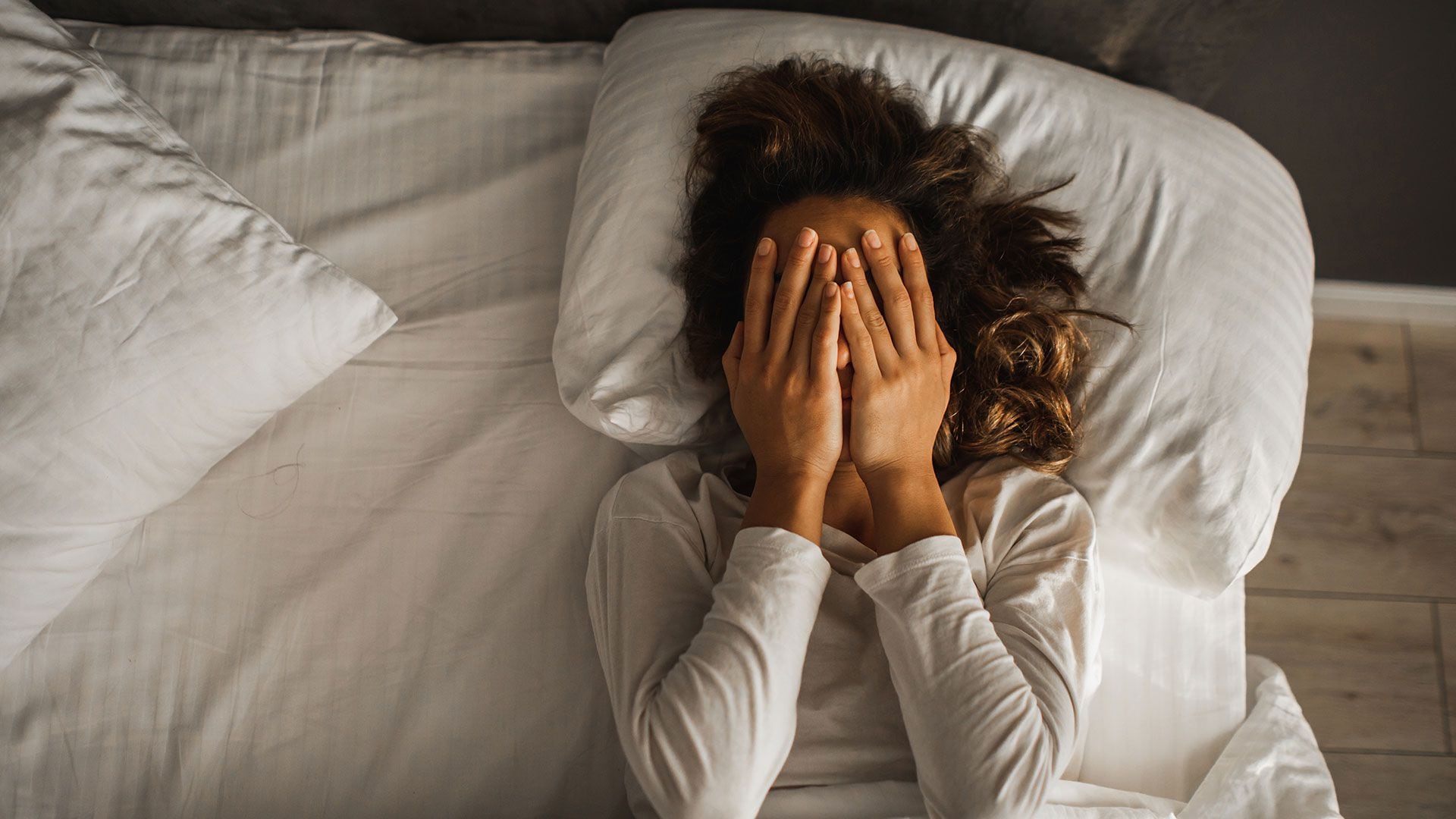 Aun durmiendo las siete u ocho horas recomendadas por los especialistas, muchas personas se levantan con la sensación de no haber descansado (Getty)