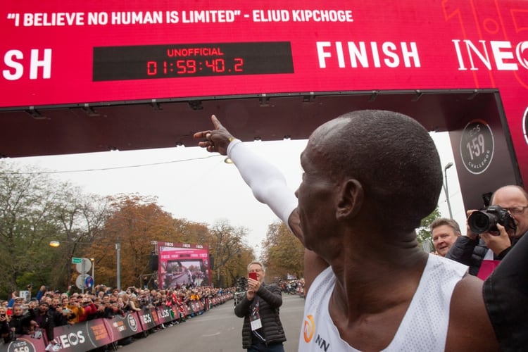 Eliud Kipchoge se convirtió en el primer hombre en bajar la barrera de las dos horas en una maratón (Photo by ALEX HALADA / AFP)