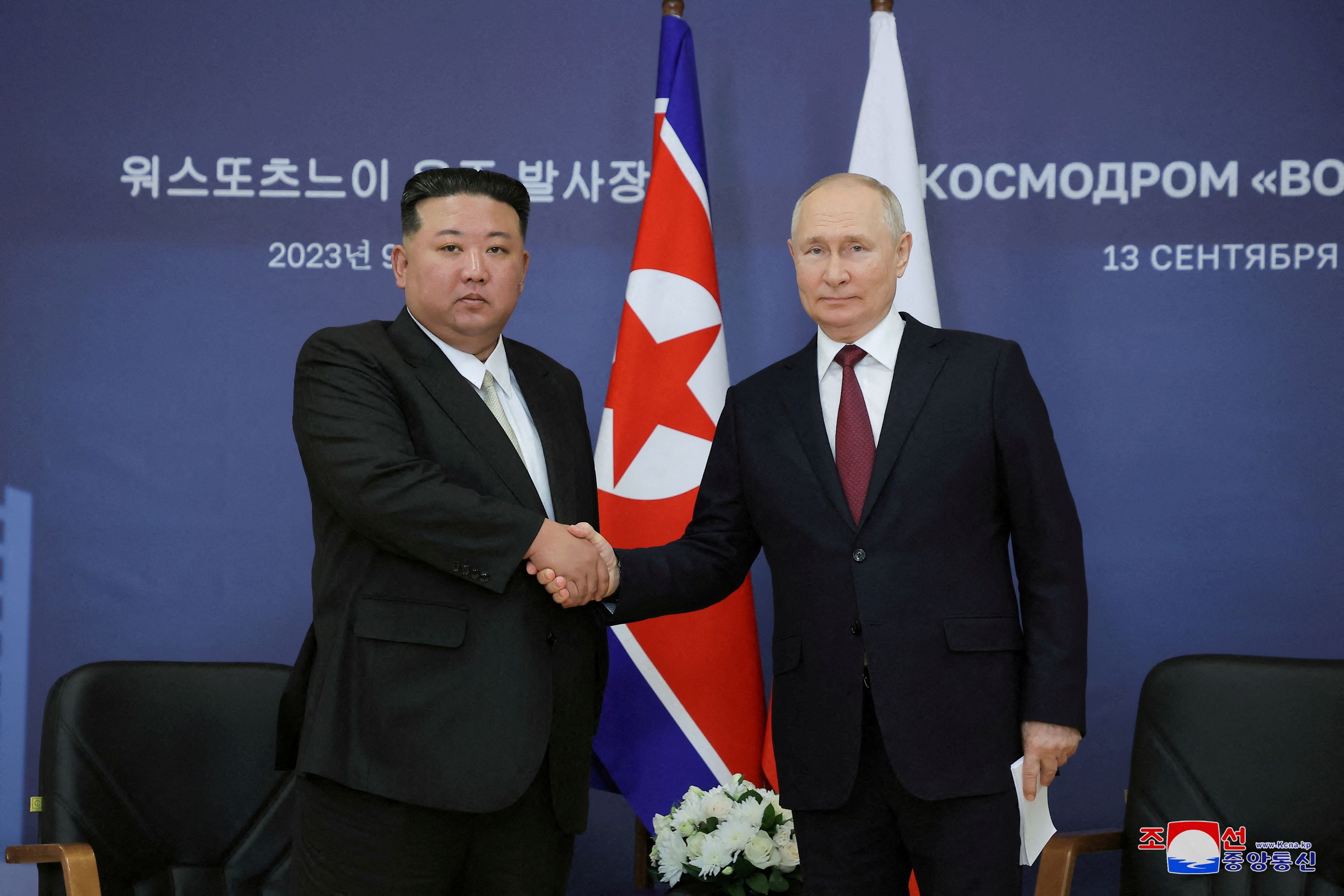 El presidente de Rusia, Vladimir Putin, y el líder de Corea del Norte, Kim Jong-un, se reunieron en el cosmódromo de Vostochny, en el extremo oriental de la región de Amur, Rusia, el 13 de septiembre de 2023 (KCNA via REUTERS)