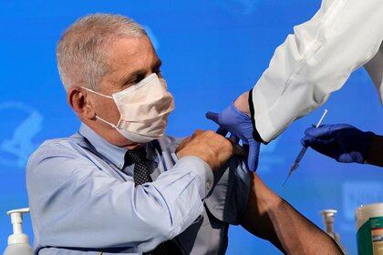 El Dr. Anthony Fauci preparándose para recibir la vacuna de Moderna contra el coronavirus en Bethesda, en Washington (Reuters)