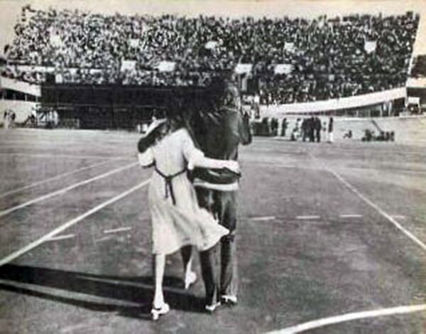 Foto de Spinetta abrazado con Cristina Bustamante durante un recital de Almendra, en 1970