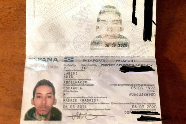 El pasaporte español hallado en su poder (@Undercover_Camo)