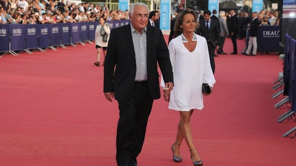 Dominique Strauss-Kahn y Myriam L’Aoufir en un estreno de cine (Getty Images)