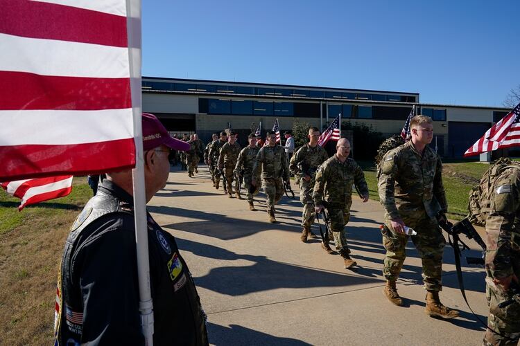 Tropas de la 1ra Brigada de Combate, 82da división aérea, caminan rumbo a un avión que los llevará a Medio Oriente desde Fort Bragg, Carolina del Norte, EEUU (REUTERS/Bryan Woolston)