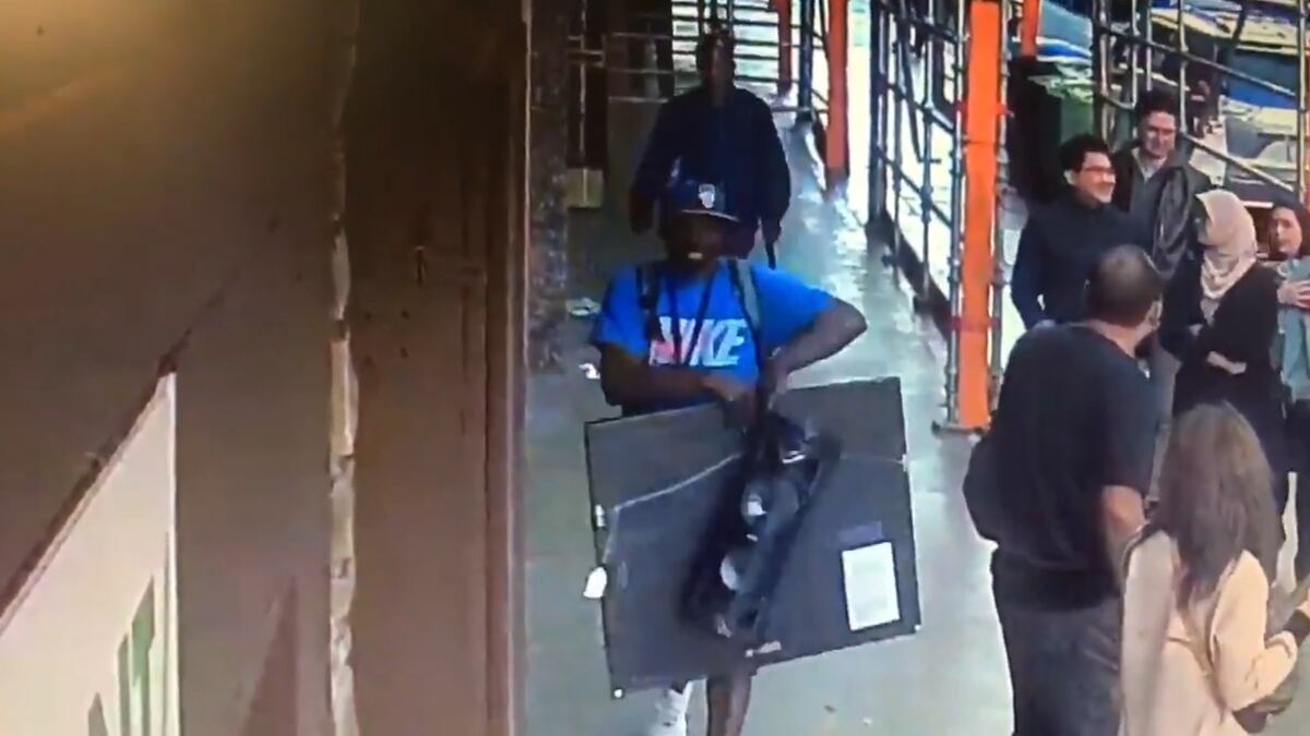 El momento en que un sujeto robó una pintura de Salvador Dalí de una  galería en San Francisco