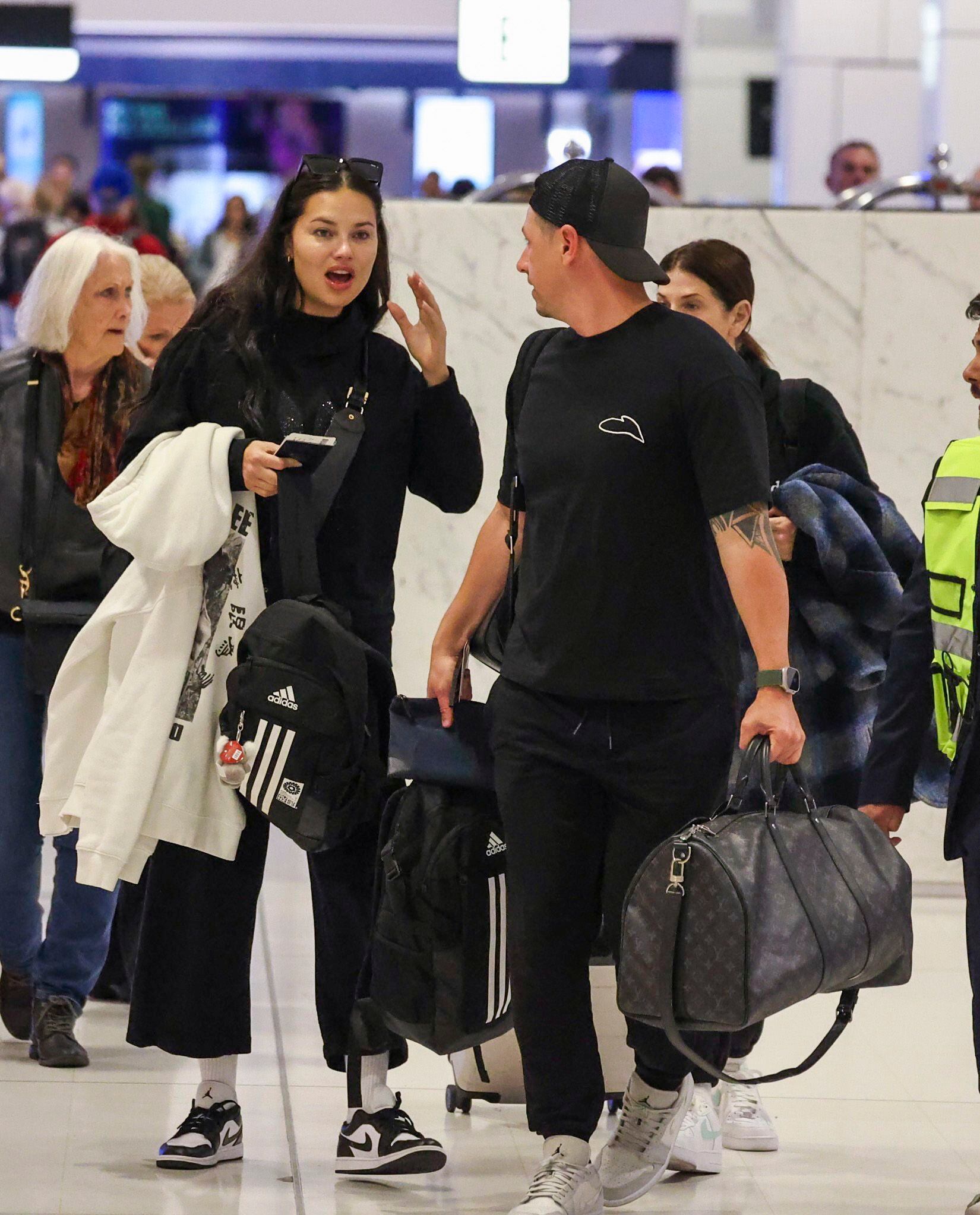 Adriana Lima y su novio Andre Lemmers fueron fotografiados en el aeropuerto de Sídney, Australia. Ambos optaron por vestir looks cómodos para viajar en avión (Fotos: The Grosby Group)