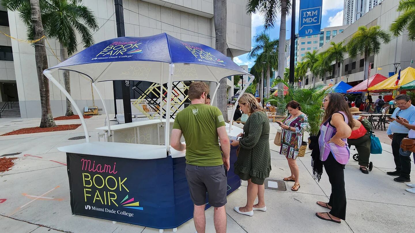 UNA TARDE CON ROSA MONTERO, EN CONVERSACIÓN CON JOSÉ IGNACIO VALENZUELA -  Miami Book Fair