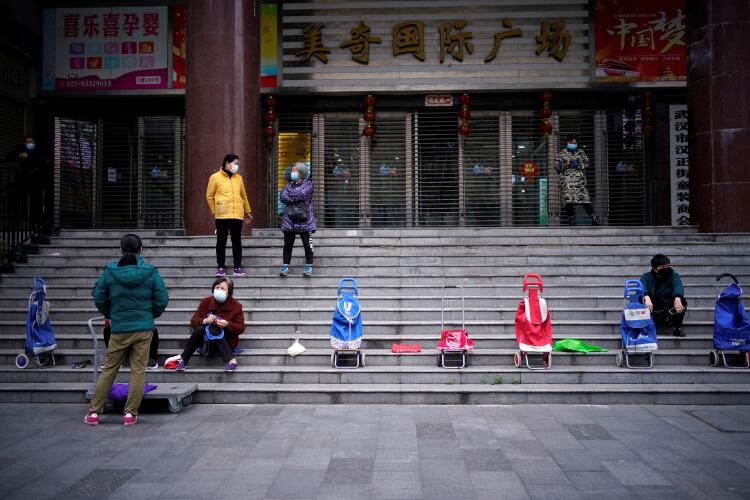 China vigila a 20.000 portadores asintomáticos y aisló un condado de 600.000 habitantes. (REUTERS/Aly Song)