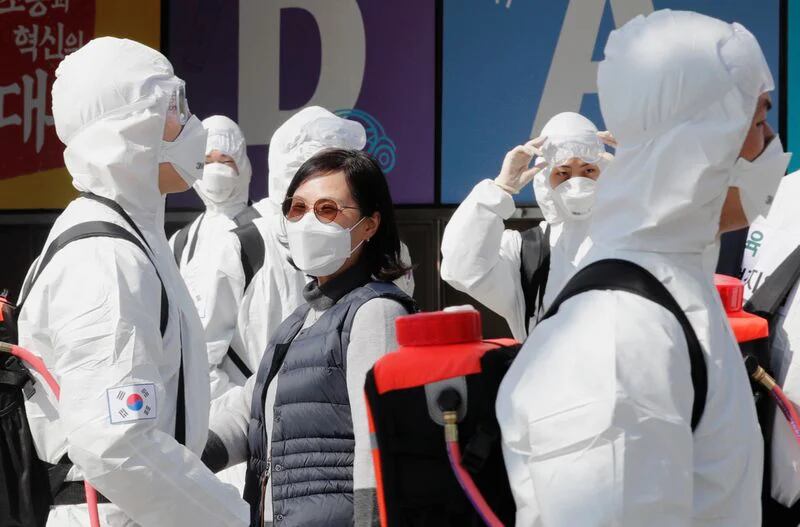 Soldados surcoreanos con trajes y mascarillas protectoras sanitizan Daegu, Corea del Sur. 2 marzo 2020. REUTERS/Kim Kyung-Hoon