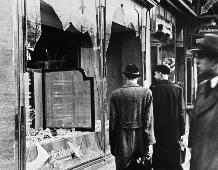 Los virdios rotos de un negocio judío en Berlín, Alemania. En total se destrozaron 7.500 locales judíos (Granger/Shutterstock) 