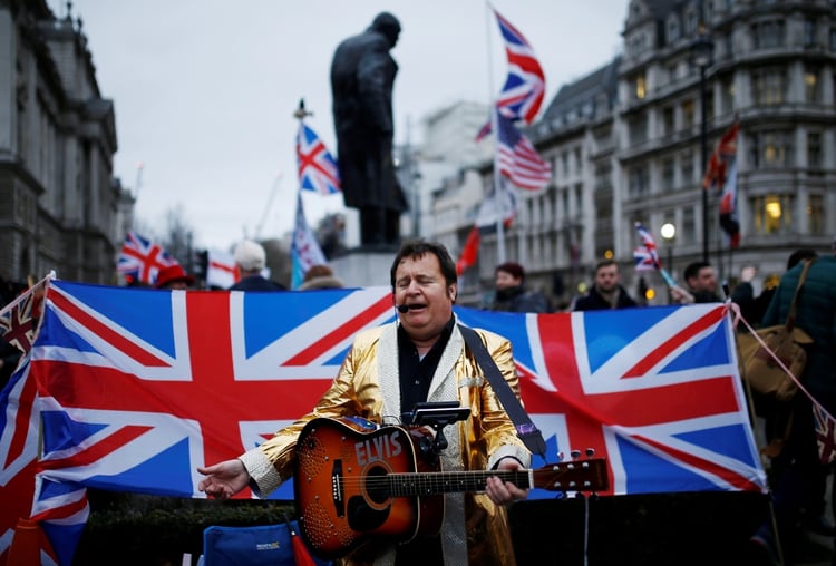 Un imitador de Elvis toca la guitarra el día del Brexit, en Londres (REUTERS/Henry Nicholls)
