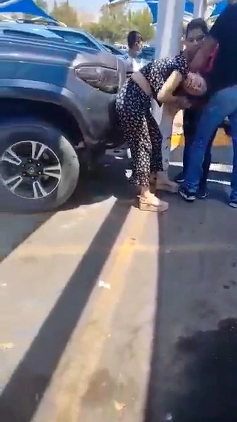 Mujer encontró a su pareja con amante y la golpeó en la calle