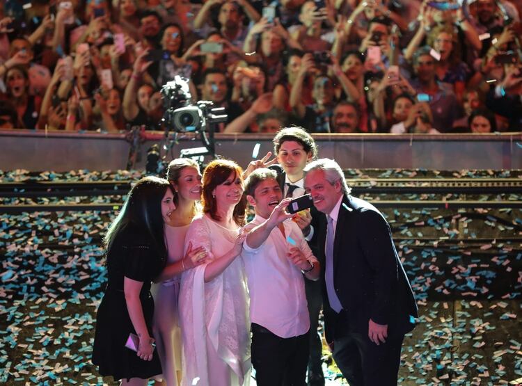 Alberto Fernández junto a Cristina Kirchner y Axel Kicillof en la Plaza de Mayo