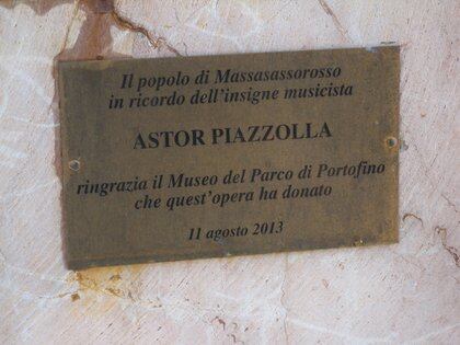 Una de las placas que hay en homenaje a Piazzolla