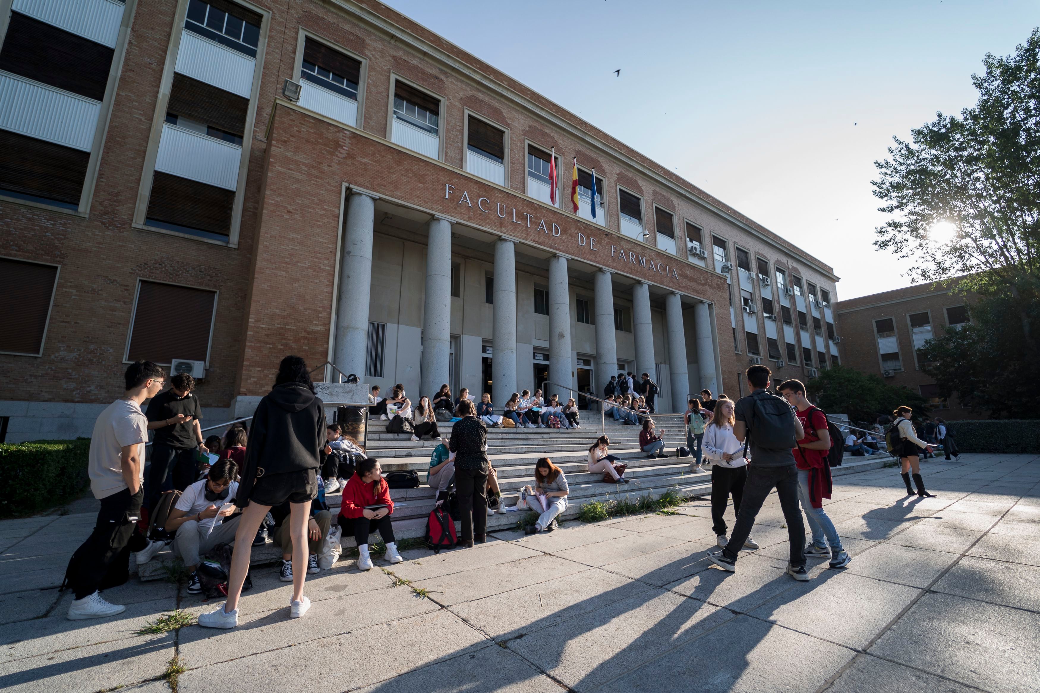 Un grupo de estudiantes frente a las puertas de la Facultad de Farmacia de la Universidad Complutense (A. Pérez Meca / Europa Press)