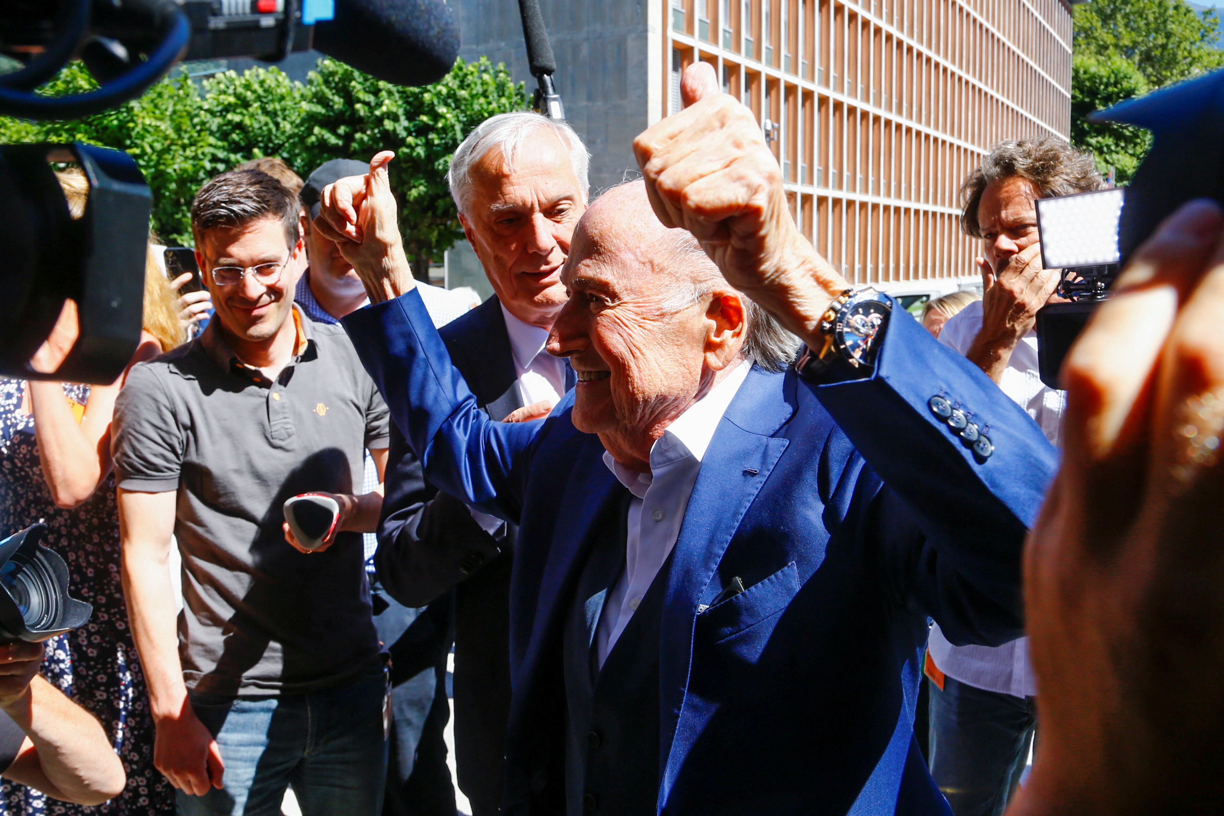 La alegría de Sepp Blatter tras ser absuelto por la justicia suiza (REUTERS/Arnd Wiegmann)