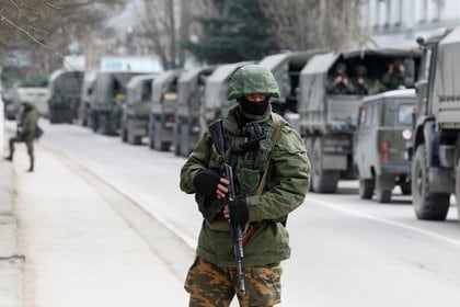 FOTO DE ARCHIVO: Militares armados esperan en vehículos del ejército ruso frente a un puesto de guardia fronterizo ucraniano en la ciudad de Balaclava, en Crimea, 1 de marzo de 2014. REUTERS/Baz Ratner
