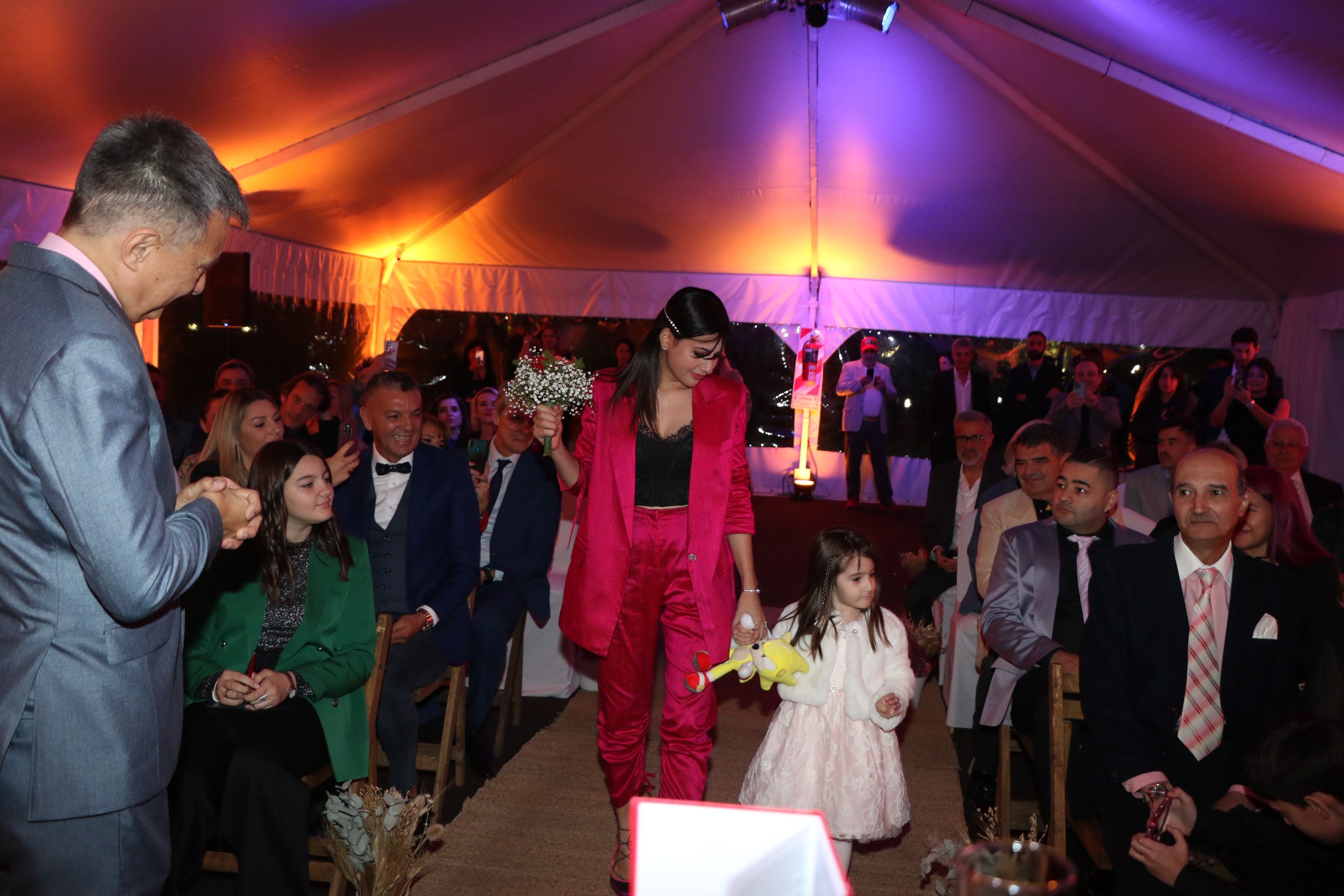 Giselle Kruger en su boda con Rolando Graña, a la que entró de la mano de su hija Alina, personaje clave de su novela "Malasangre". (RS Fotos)