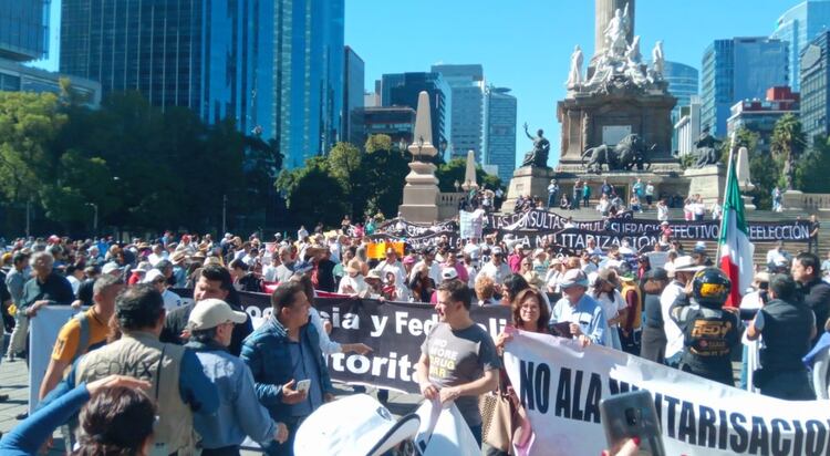 La marcha inició en el Ángel de la Independencia y terminó en el Monumento a la Revolución (@cesar_vsss)