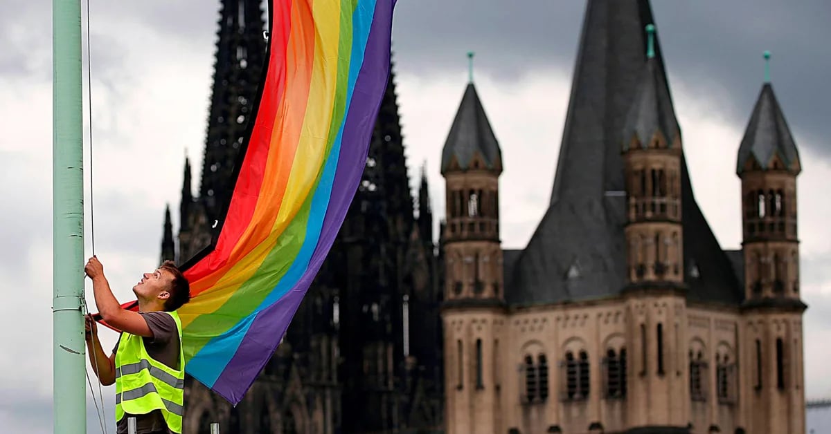 Deutschland: Katholische Priester fordern Papst Franziskus mit massiver Segnungszeremonie für gleichgeschlechtliche Paare heraus