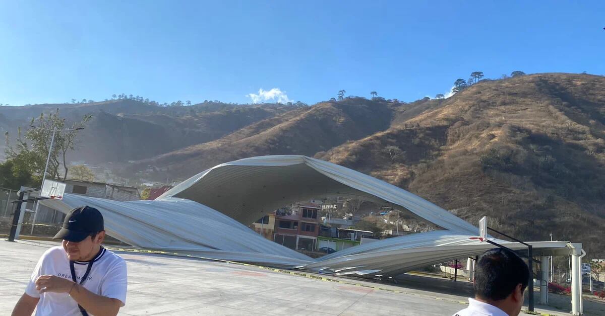 The dome of the Chiapas sports unit collapsed and injured 10 minors