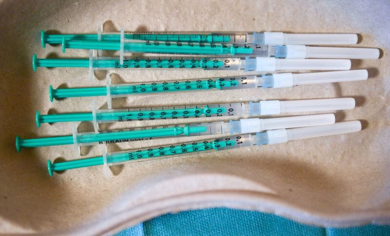 Encontraron que una tercera dosis de vacuna da una mayor protección contra la infección y la hospitalización por la variante Ómicron que con dos vacunas/ REUTERS/Hendrik Schmidt