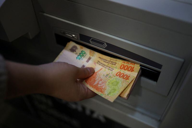 Una mujer retira dinero de un cajero automático en Buenos Aires. REUTERS/Cristina Sille NO REVENTAS. SIN ARCHIVOS