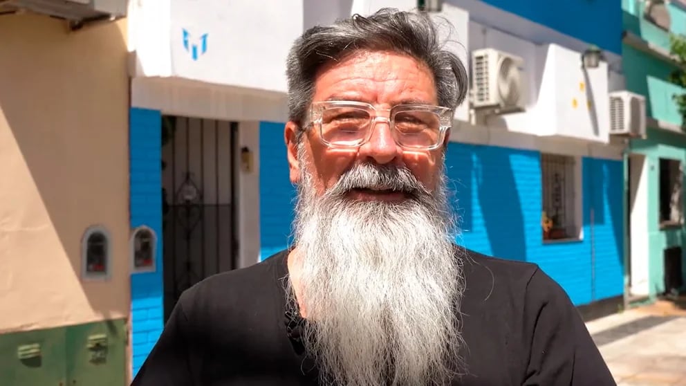 Prometió y cumplió: pintó el frente de su casa como la bandera argentina luego del Mundial 