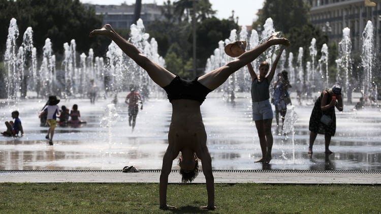 La gente se refresca en París (REUTERS/Eric Gaillard)