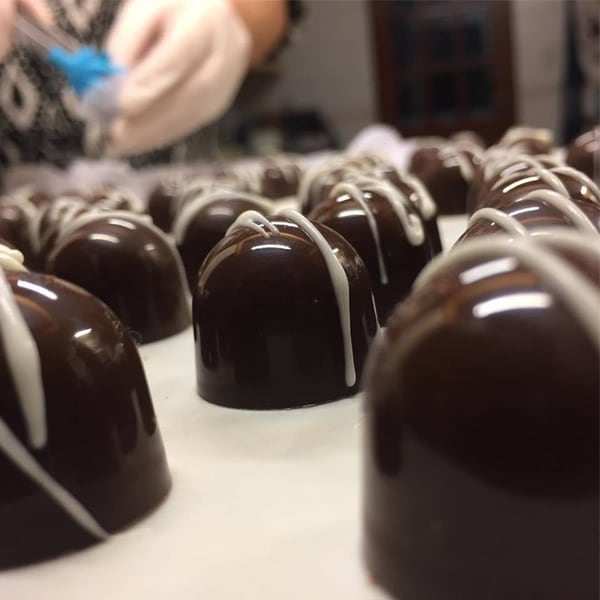 Rodrigo trabaja de pastelero y crea bombones. Estudió 1 año en la Escuela gastronómica Patagónica de Tucumán. (Facebook Chody Bom)