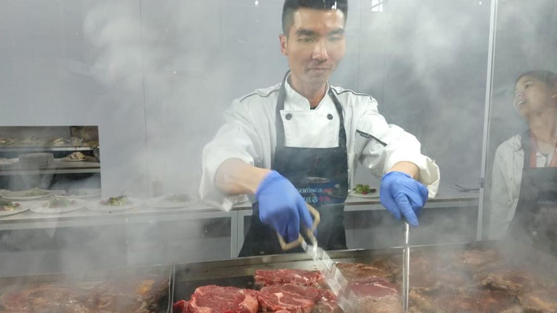 Demostración de cocción de carne argentina en China, a la que se exportaron más de 100.000 toneladas de "huesos con carne"