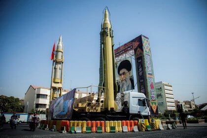 Una exhibición con misiles y un retrato del líder supremo de Irán, el Ayatolá Alí Jamenei, en la plaza Baharestan en Teherán, Irán, el 27 de septiembre de 2017. Nazanin Tabatabaee Yazdi/TIMA vía REUTERS