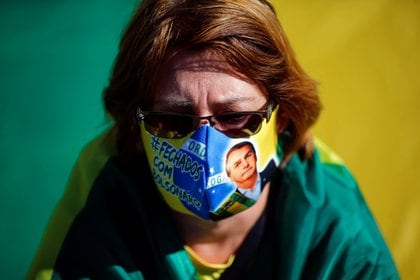 Una seguidora de Bolsonaro que sí ha decidido cuidarse con una mascarilla en apoyo al líder brasileño (REUTERS/Adriano Machado)