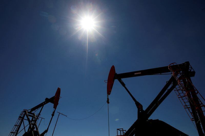FOTO DE ARCHIVO: Plataformas petroleras en Vaca Muerta. REUTERS/Agustin Marcarian/Archivo