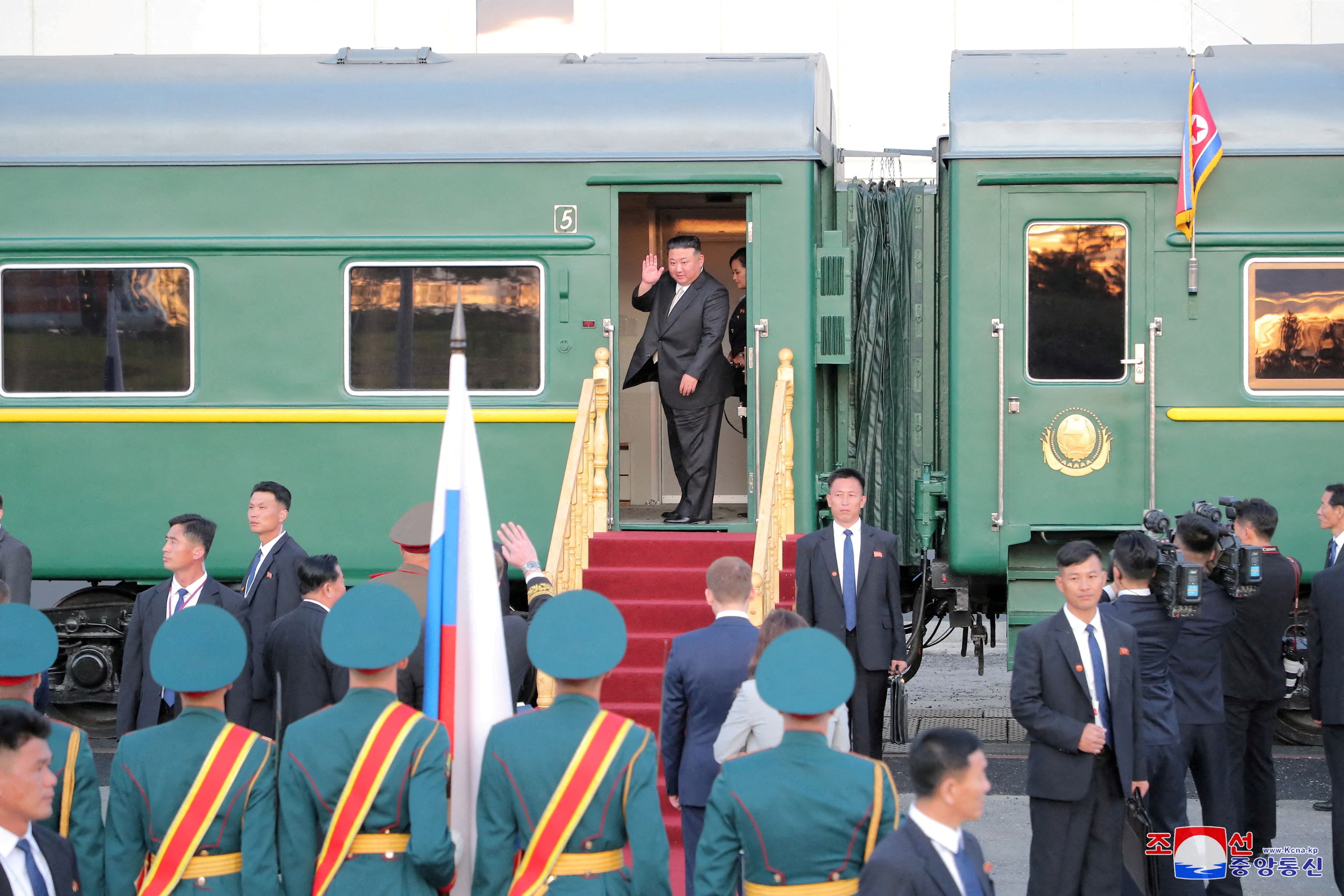 Kim Jong-un saluda desde su tren tras una recepción ofrecida por el presidente de Rusia, Vladimir Putin  (KCNA vía REUTERS)