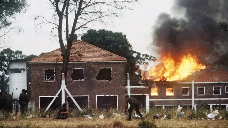 A sangre y fuego, asÃ­ recuperaron el EjÃ©rcito y la policÃ­a bonaerense el Regimiento de La Tablada. (NA)