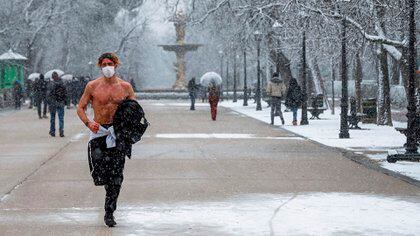 MADRID 07/01/2021.- Un corredor desafía el frío y entrena en el parque del Retiro durante una nevada este jueves en Madrid. EFE/Emilio Naranjo
