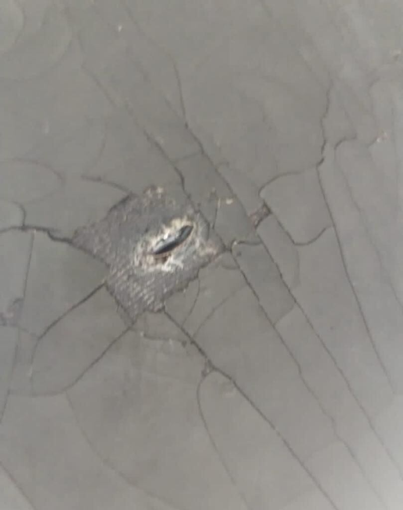 Este fue uno de los impactos que sufrió la aeronave que transportaba a funcionarios de la Fiscalía y Procuraduría a Tierralta (Córdoba) - crédito Infobae Colombia