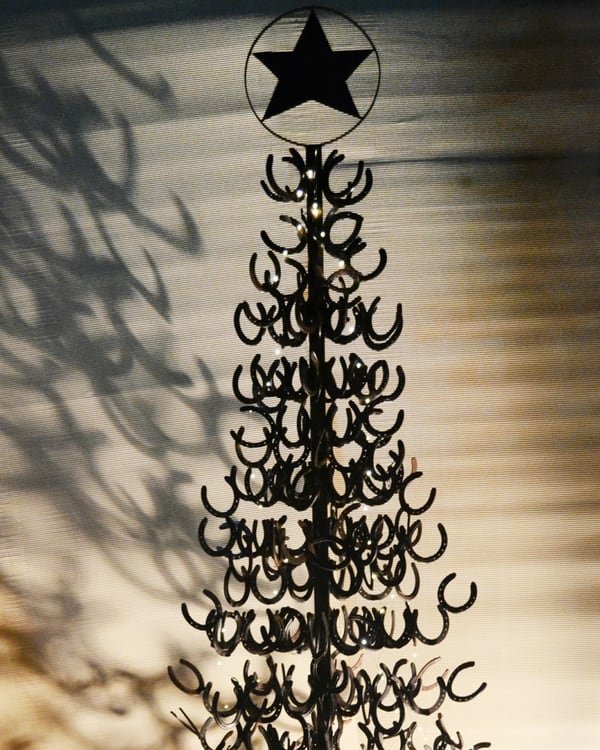El ícono navideño del Four Seasons Hotel, ubicado en la ciudad de Buenos Aires, Argentina, tiene 3,50 metros de altura y está compuesto por más de 700 herraduras colocadas de manera artesanal para cuidar el detalle, la forma y las texturas de la nobleza del material