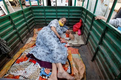 Una mujer tendida en una camioneta a la espera de ser ingresada a un hospital para pacientes con COVID-19 en Ahmedabad. India, abril  26, 2021. REUTERS/Amit Dave