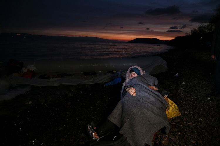 Al menos 500 migrantes arribaron este domingo a Grecia desde diferentes puntos (Photo by ARIS MESSINIS / AFP)