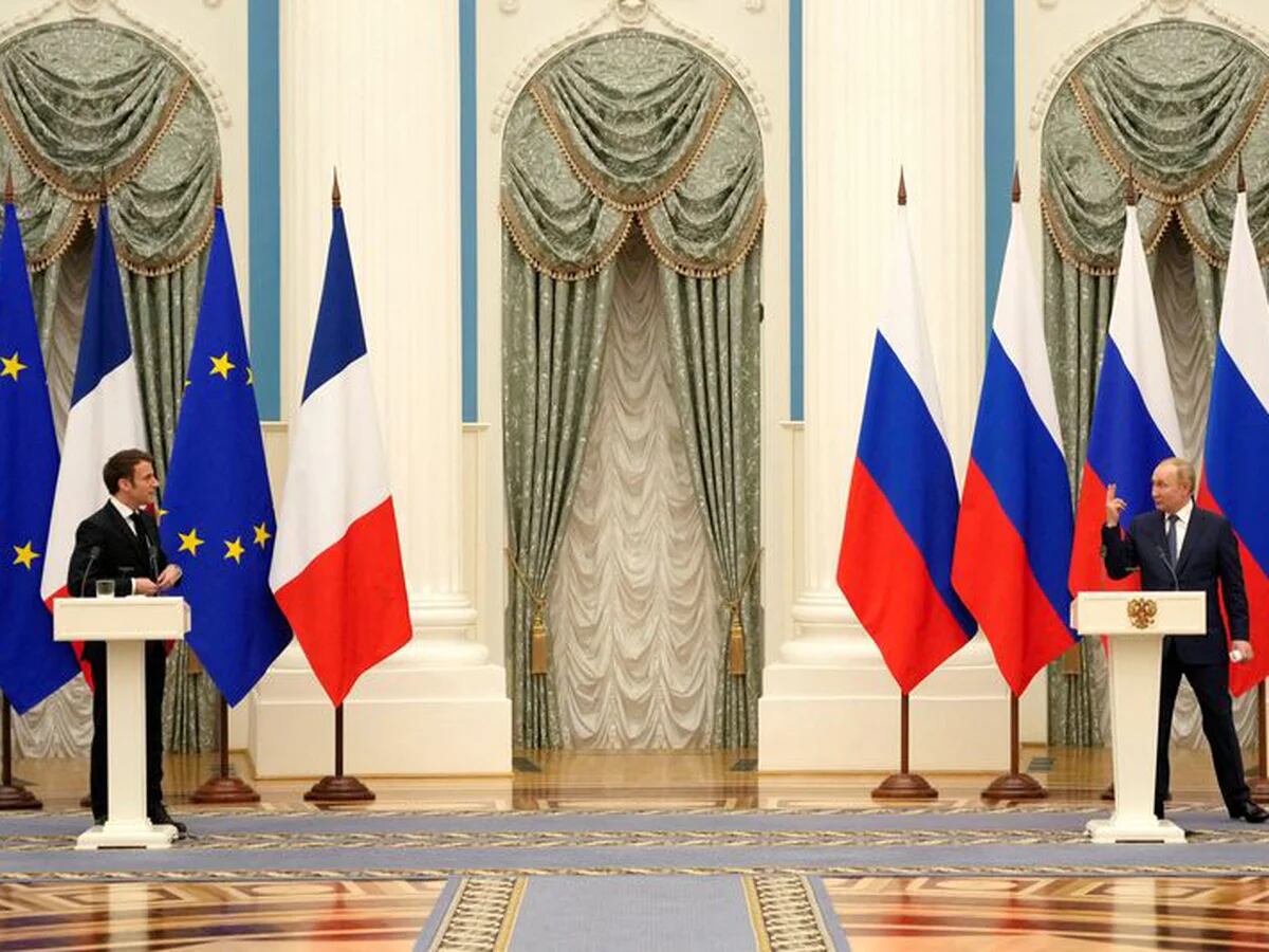 Emmanuel Macron le dijo a Vladimir Putin que “un diálogo sincero no es  compatible con una escalada militar” en Ucrania - Infobae