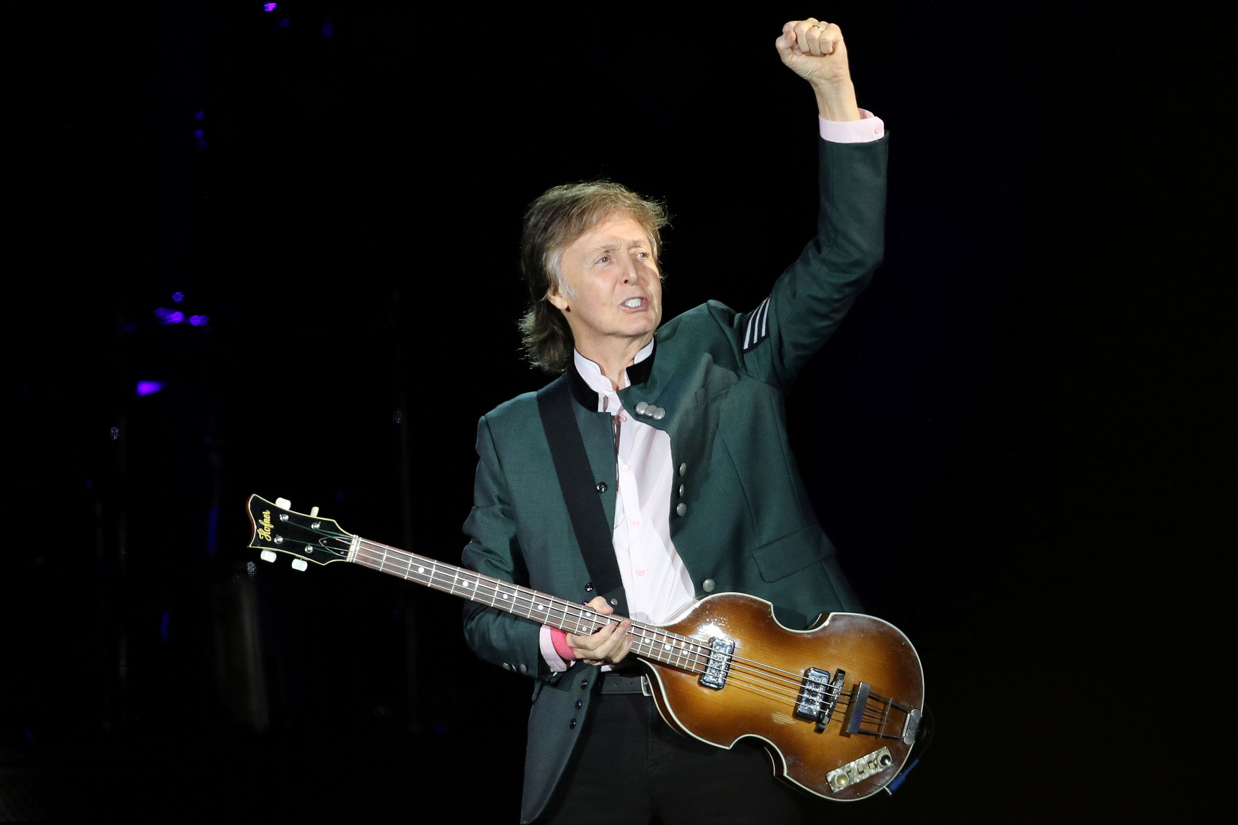 En 1980, Paul McCartney enfrentó su propio encuentro con las leyes sobre drogas en Japón, resultando en una detención de nueve días por posesión de marihuana. (REUTERS/Diego Vara)
