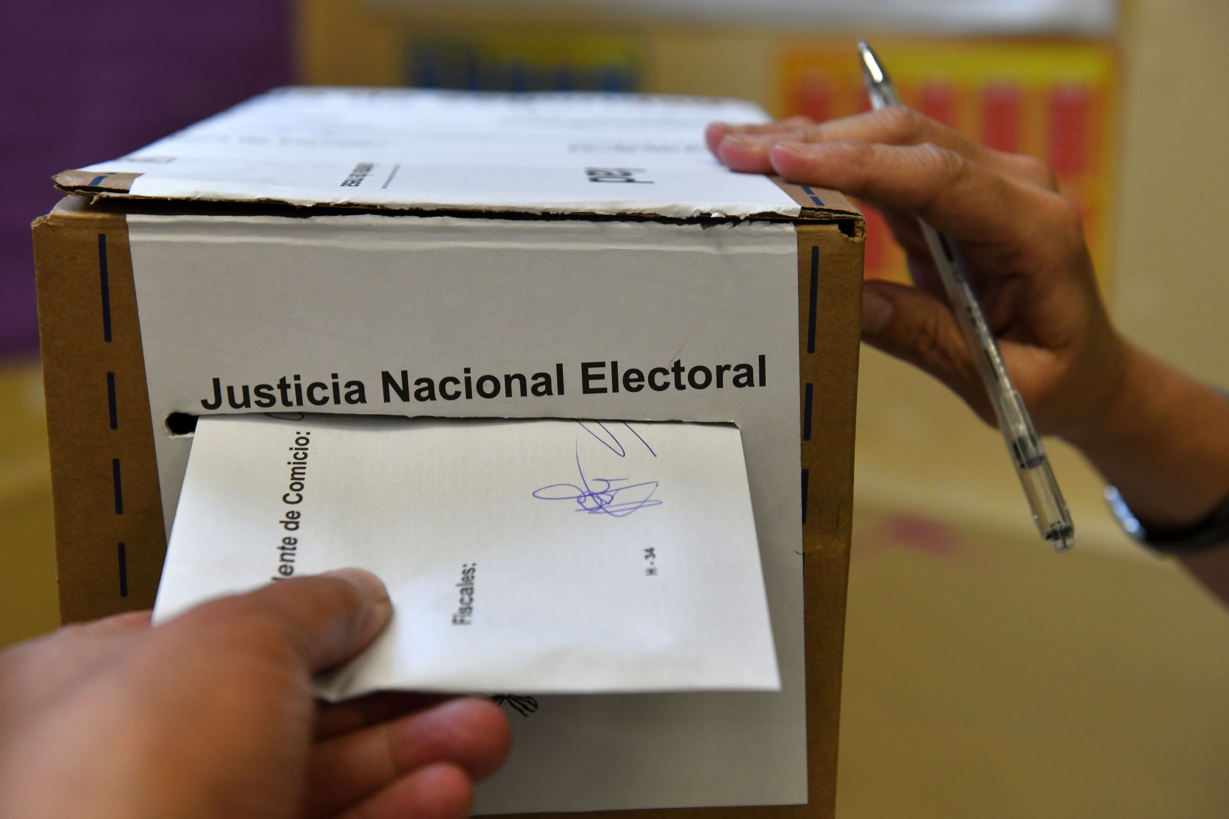 Una persona emite su voto para las elecciones presidenciales, en Buenos Aires (Argentina). EFE/Enrique García Medina

