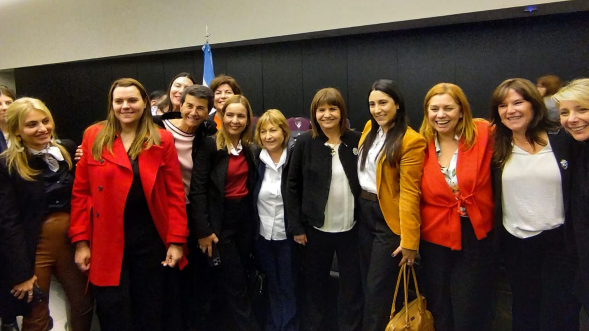 Patricia Bullrich junto a un grupo de legisladora de JxC en un evento que encabezó este mediodía