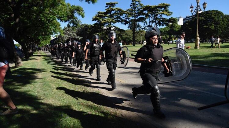 Los efectivos policiales siguieron la marcha para evitar que cortaran la totalidad de la avenida