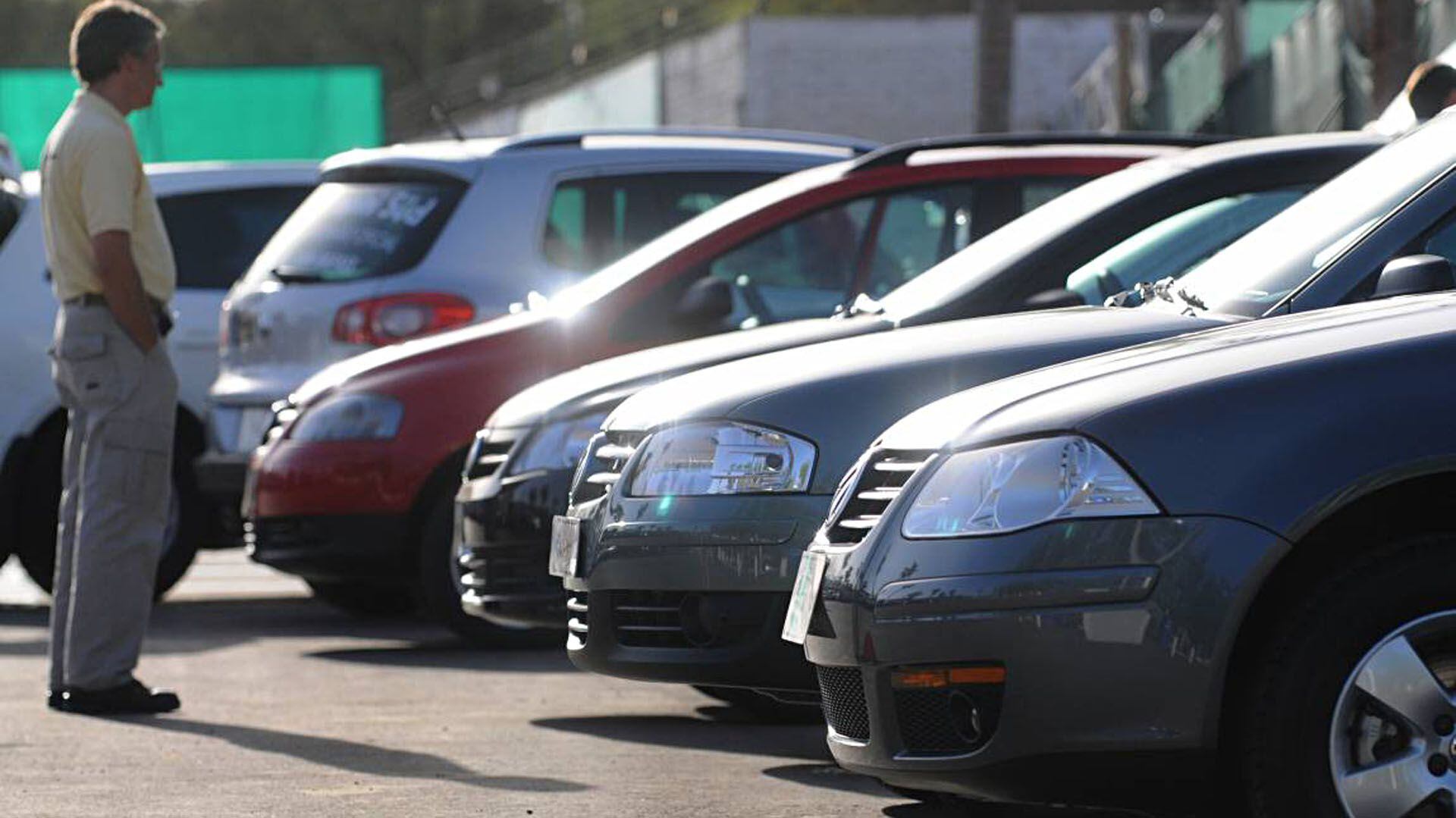 Comprar un auto requiere en Argentina más trámites que en el resto de los países de la región. Lo que se cuestiona es el motivo de esa complejidad, que tiene mayores costos en los Registros de la propiedad automotor
