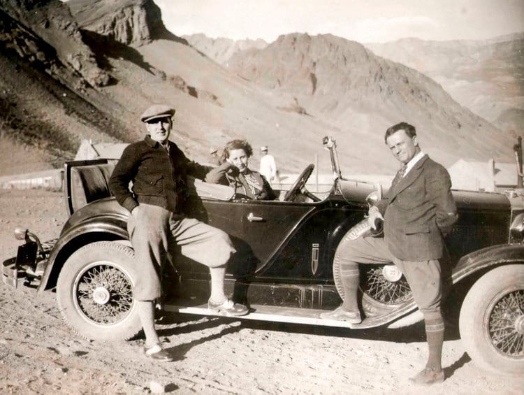 Perón junto a su primera esposa, Aurelia Tizón, y un amigo, en Puente del Inca