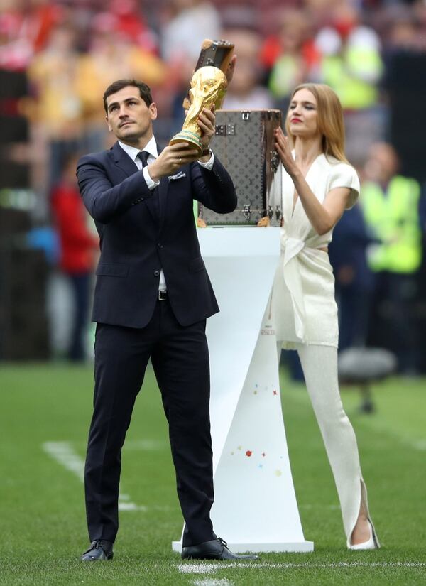 Iker Casillas y Natalia Vodianova levantaron la Copa en la inaguruación